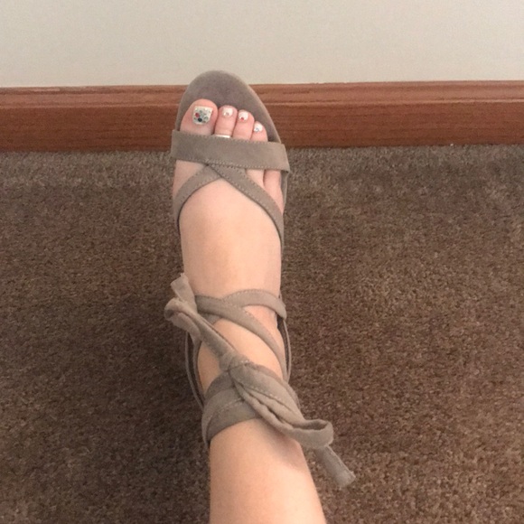 Guess light grey wedges size 6 1/2 - Picture 5 of 6